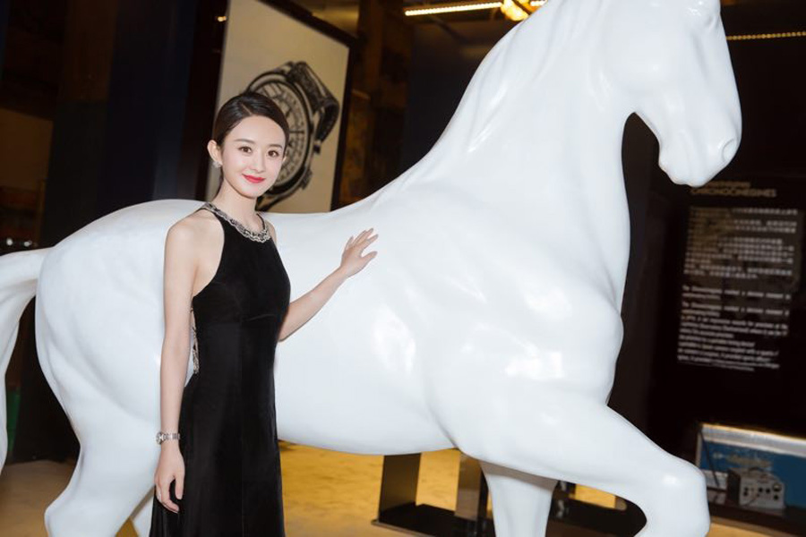 Actress Zhao Liying releases fashion photos