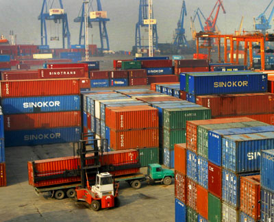 Caterpillar Inc. Chief Executive Jim Owens on Wednesday called on U.S. lawmakers to avoid tariffs on China imports and instead offer the Asian country incentives to improve trade relations.