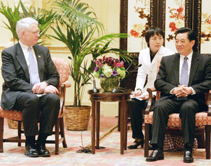 Chinese President Hu Jintao meets with John Hamry (L), President of the Center of Stragetic and International Studies, at meeting of China scholars and academics, in Seattle April 19, 2006. CSIS is a bi-partisan, non-profit organization that conducts research and analysis for developing policy initiatives for the U.S. government. Hu is in the United States for his first formal visit as president and a meeting with U.S. President George W. Bush on Thursday.