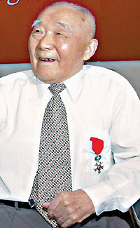 Huang Tingxin wearing the medal at yesterday's ceremony