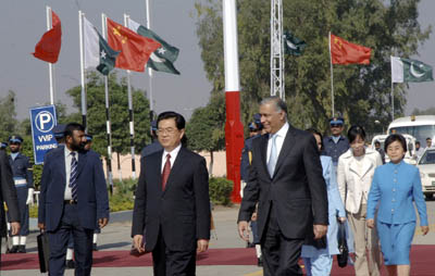 Pakistan's Prime Minister Shaukat Aziz (R) bids farewell to China's President Hu Jintao (C) at Lahore airport in Lahore November 26, 2006. Chinese President Hu ended a four-day visit to Pakistan on Sunday during which he promised to work with Islamabad to elevate strategic ties to