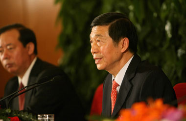 Wu Jianmin, spokesman for the 10th Chinese People's Political Consultative Conference, brief reporters on the upcoming annual session at the Great Hall of the People in Beijing March 2, 2007. [Xinhua]