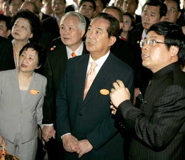 Soong visits millennial academy in hometown