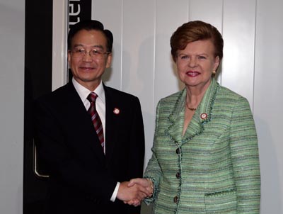 Premier Wen meets with Latvian President