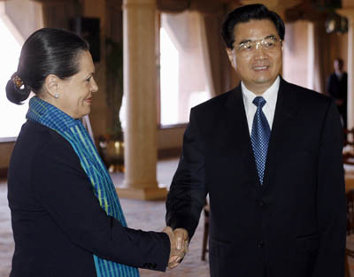 Hu visits Ganhdi memorial, meets top officials in India