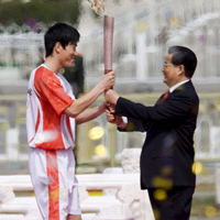 Top 10 heart-warming moments 2009