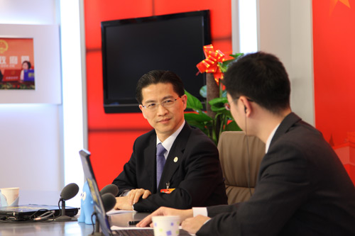 Zhou Hanmin (L), deputy director of the Executive Committee of Shanghai Expo 2010, and also a member of the Standing Committee of the Chinese People's Political Consultative Conference (CPPCC), gives an interview with Xinhuanet on March 10, 2010, in Beijing. (Xinhua Photo) Expo Shanghai to have collections of all human endeavors: organizer