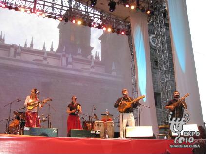 Mexico band rocks Expo audiences