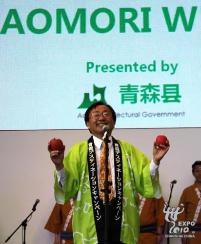 Nebuta show staged in Japanese Industry Pavilion