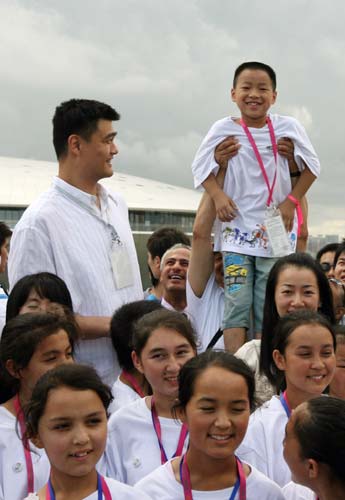 Yao Ming tours Expo with young quake victims