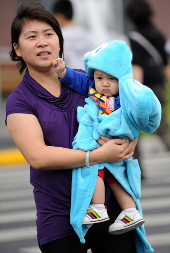 Children keep warm in Haibao-like shawls
