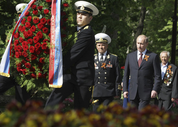 Russia remembers WWII dead on Eve of Victory Day