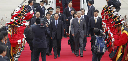 Wen arrives in Seoul on official visit