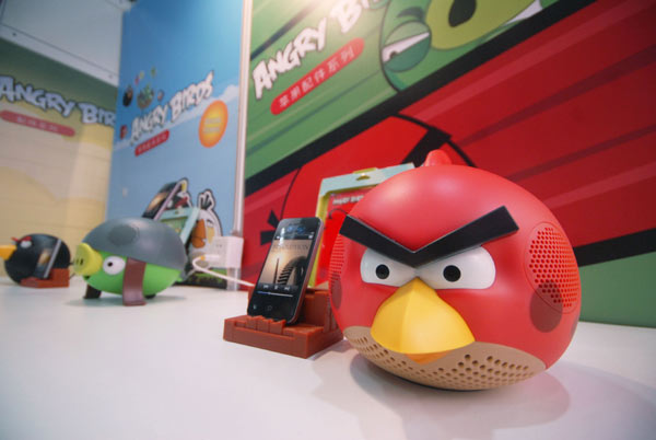 Zhang Yimin, 59, who works for a television station in Anhui province, recently begin sharing the same hobby as his 31-year-old daughter: playing Angry Birds. <EM>Angry Birds</EM> gaining happy fans in China