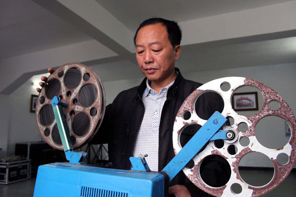 Wang Wenhua, a delegate of the 18th National CPC Congress, shows the equipments he used to screen films many years ago in Fushi town, Sichuan province on Oct 15, 2012. CPC delegate vow to bring joy to villagers