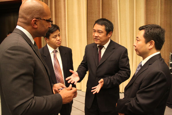 Zhou Bin (center), head of the Shanghai Chamber of Commerce in Chicago, and Pang Jun (right) in discussion with a senior partner from Chicago Magazine during the 2011 training program. 'Glocalizing' top civil servants