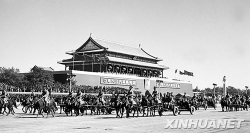 1952:Grand military parade on National Day
