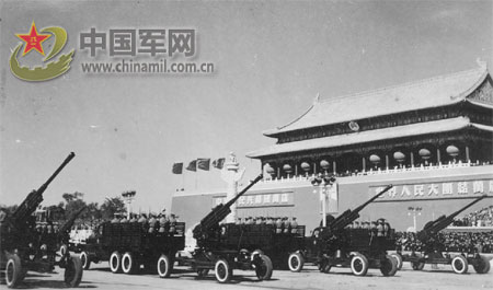 1952:Anti-aircraft units go through Tiananmen Square in 1952