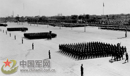 1952:Anti-aircraft units go through Tiananmen Square in 1952