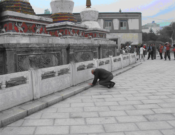 The Ta'er Temple, one of the six temples of the Gelug Sect of Tibetan Buddhism, was the birthplace of Tsongkhapa, the founder of the Gelug Sect. The unshakable religious sincerity of Tibetan Buddhism