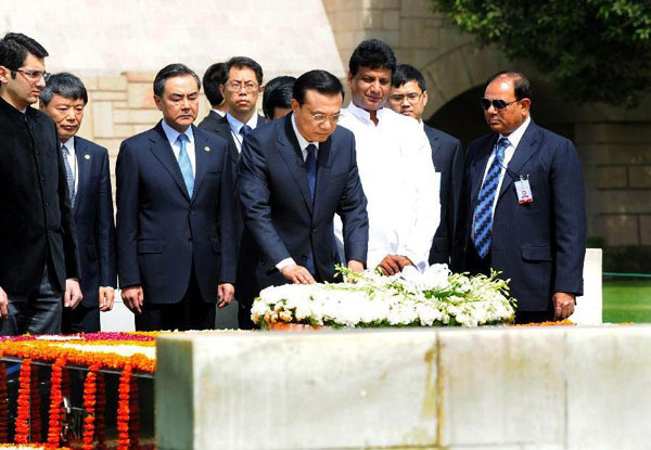 Premier visits Gandhi's tomb