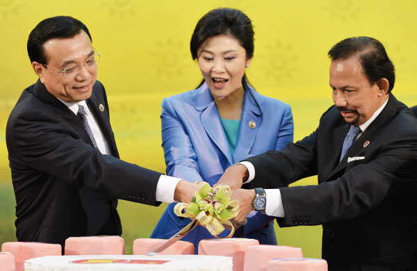 From left: Premier Li Keqiang, Thai Prime Minister Yingluck Shinawatra and Brunei’s Sultan Hassanal Bolkiah cut a cake to celebrate the 10th anniversary of the strategic partnership between China and ASEAN in Bandar Seri Begawan, Brunei, on Wednesday. Philippe Lopez / Agence France-Presse Li proposes ASEAN plan