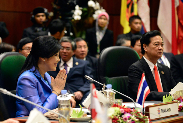 Thailand's Prime Minister Yingluck Shinawatra (L) greets Brunei's Sultan Hassanal Bolkiah at the 23rd ASEAN Summit in Bandar Seri Begawan, October 9, 2013. 23rd ASEAN Summit opens in Brunei