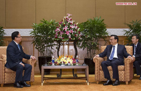 Premier Li Keqiang, right, meets with Vu Xuan Hong, president of the Vietnam Union of Friendship Organization in Hanoi, Vietnam, Oct 14, 2013. Li calls for closer China-Vietnam exchanges
