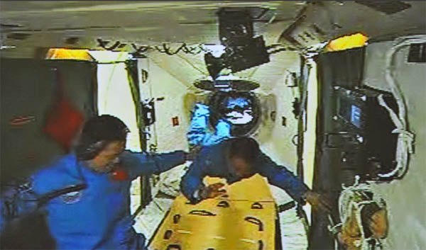 Astronauts of Shenzhou-X enter Tiangong-1