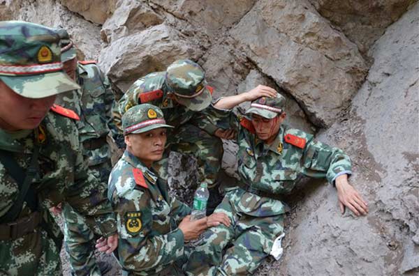 Soldier injured in quake rescue