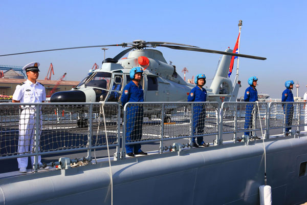 Crew members of the shipboard helicopter, Aug 20, 2013. Chinese navy to visit US, New Zealand, Australia