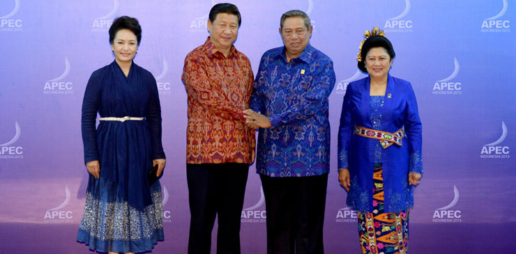 Group photo of leaders and their spouses at APEC