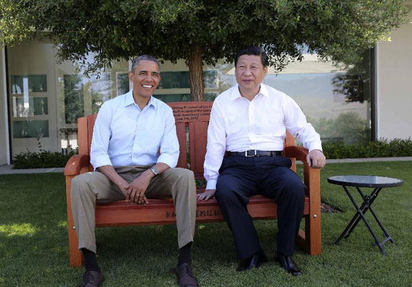 US President Barack Obama and Chinese President Xi Jinping rest during a tour at the Annenberg Retreat, California, June 8, 2013. Obama and Xi start talk with a walk