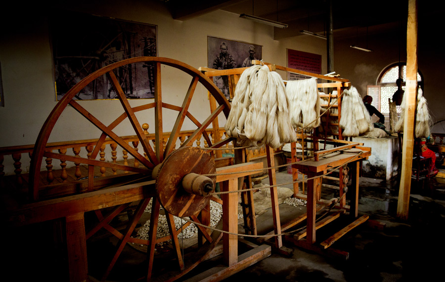 Xinjiang keeps the traditional way of making Atlas silk