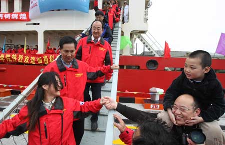 Expedition team members walks out of the ice-breaker Xuelong, or Snow Dragon, after they arrive in Shanghai, east China, April 15, 2008. China's 24th Antarctic scientific expedition boarding the ice-breaker arrived in Shanghai on Tuesday.