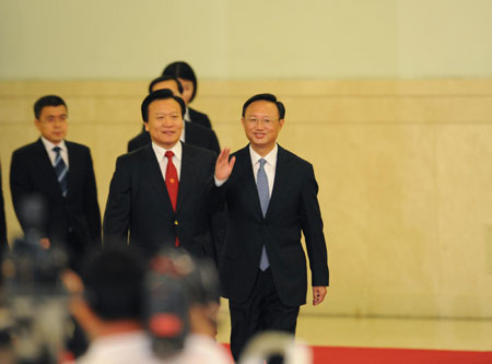 Chinese FM meets journalists on foreign policies