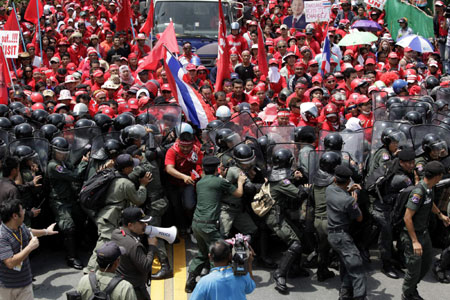 Thai protesters clash with police, march to ASEAN summit venue