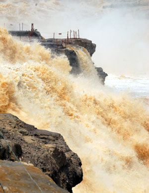 Hukou waterfall reopened to the public