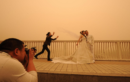 NW China sandstorm shuts airports, schools