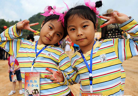 Int'l twin festival celebrated in Mojiang, Yunnan