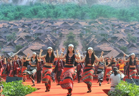 Va people, tourists celebrate ‘Monihei Carnival’