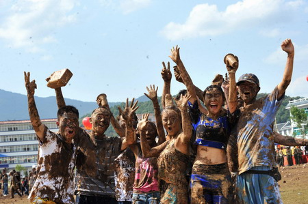 Va people, tourists celebrate ‘Monihei Carnival’