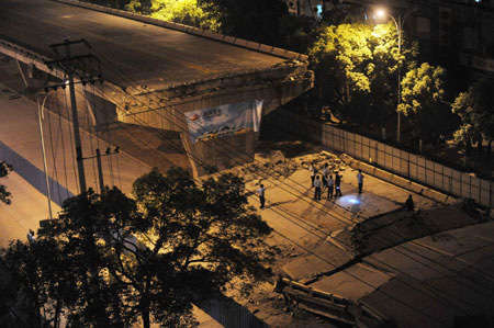 Rescue under way as viaduct collapse kills 6