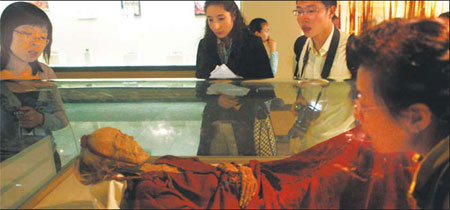 'Loulan Beauty' unearthed, but still sleeps eternal slumber