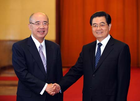 Hu meets visiting KMT chairman