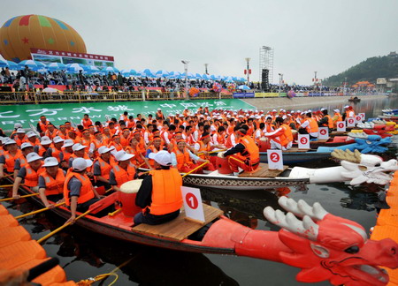 Chinese celebrate Duanwu racing Dragon Boats