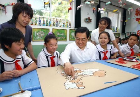President Hu visits children ahead of Children's Day