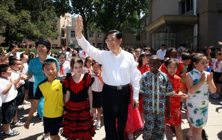 President Hu visits children ahead of Children's Day