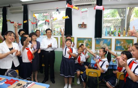President Hu visits children ahead of Children's Day