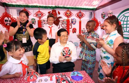 President Hu visits children ahead of Children's Day